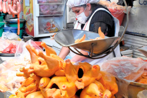 Posible Incremento de Precios de Pollo y Huevo en Tarija Debido a la Escasez de Dólares