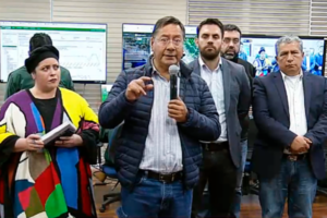 Arce confirma descarga de combustible en Arica, pide al transporte levantar el bloqueo