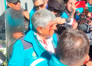 Apedrean al alcalde Arias y lo dejan con el rostro ensangrentado en la plaza Abaroa