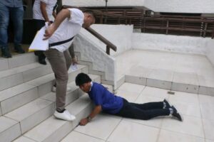 Morales resbala y cae de las gradas, tras conferencia de prensa en Santa Cruz