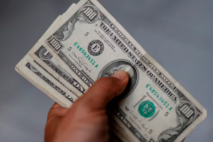 El dólar baja tras tocar los Bs 15; ahora se cotiza entre Bs 10 y 13,5 en las calles del eje central