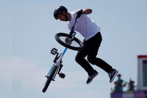 «Maligno» Torres, de origen boliviano, conduce su bicicleta hacia el oro olímpico para Argentina
