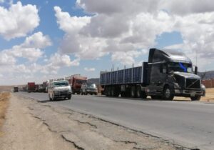 Filas en surtidores: Transporte pesado advierte con nuevas movilizaciones y da plazo al Gobierno