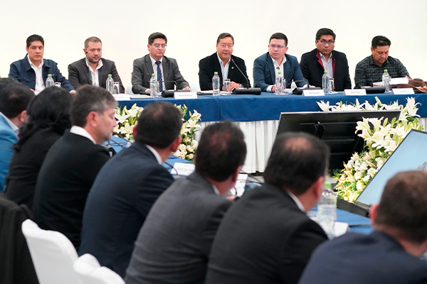 Gobierno y empresarios intercambian propuestas económicas y fijan otro encuentro para el viernes