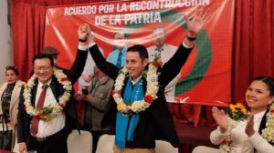 Chi Hyun Chung y el policía Edman Lara firman alianza para las elecciones 2025